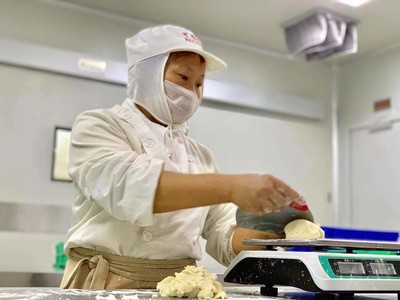 視頻 | 敘永公務(wù)員辭職當(dāng)?shù)案獾陮W(xué)徒 如今酥點(diǎn)賣到浙江新疆、企業(yè)產(chǎn)值500萬元